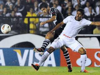 Paulinho, do Corinthians, tenta impedir passe de de meia vascaíno Juninho Pernambucano  (Foto: Gazeta Press)