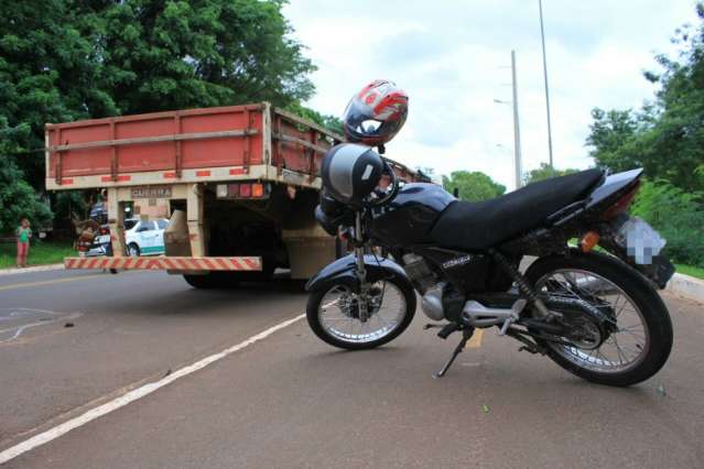 Casal fica ferido ap&oacute;s colidir na traseira de carreta no bairro Estrela do Sul