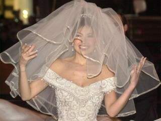 Casamento da mexicana Thalia, nos anos 80. Um exemplo de vestido fora da moda.