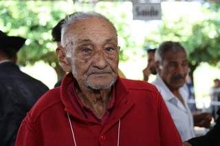 Aos 94 anos, Tadeu foi levado pelo filho para aproveitar oportunidade de atendimento ao lado de casa. (Foto: Fernando Antunes)