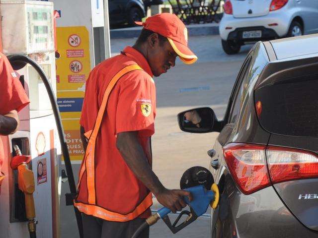 Litro da gasolina fecha semana com m&eacute;dia de R$ 4,05 e etanol vai a R$ 3,34 
