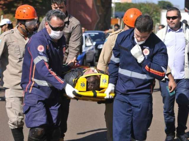 Jovem que caiu em c&oacute;rrego passa por exames na Santa Casa