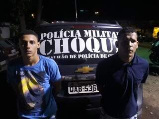 Jhonathan e Maurício logo após serem detidos pelo Choque. (Foto: Divulgação/Choque)