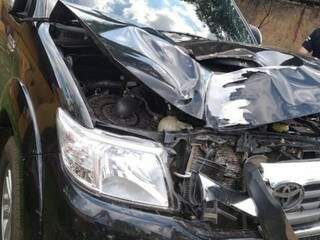 Camionete Hilux teve a parte frontal destruída com a batida. (Foto: A Gazeta News) 