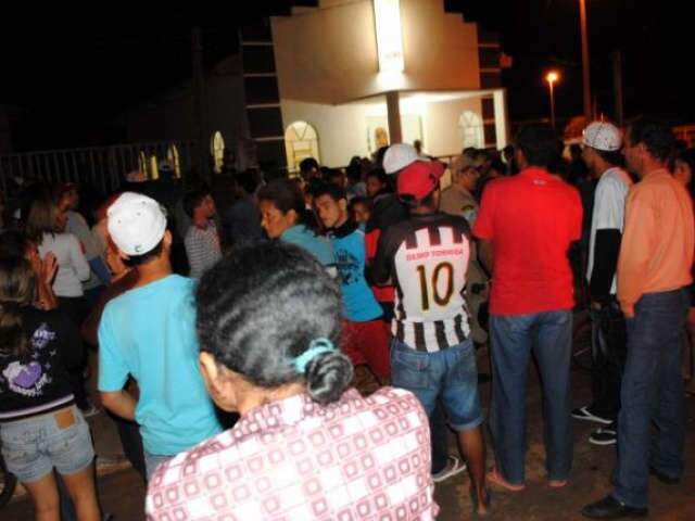  Jovem &eacute; atingido por tiros em pra&ccedil;a, tenta fugir e morre em casa 