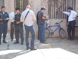 Homem passou mal, caiu da bicicleta e morreu. Perícia, PM e Polícia Civil estiveram no local. (Foto: Pedro Peralta)