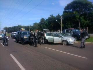 Policiais militares do Choque após perseguição na avenida Guaicurus (Foto: Divulgação/ PM)