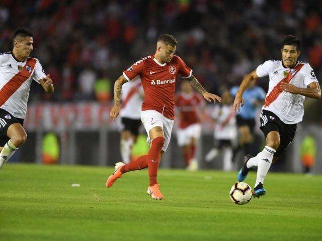 Internacional e River Plate empatam em 2 a 2 e se classificam &agrave;s oitavas  