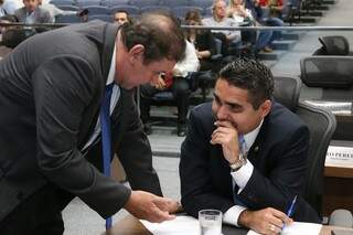 Deputados Eduardo Rocha e Herculano Borges, durante sessão na Assembleia (Foto: Assessoria/ALMS)