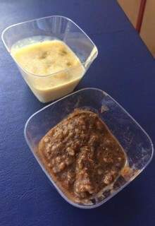 Mousse de maracujá (esquerda) e arroz doce (direita). (Foto: Thaís Pimenta)