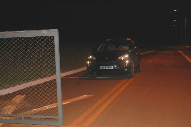  Artuzi sai de pres&iacute;dio com cabe&ccedil;a baixa e entra em carro de advogado