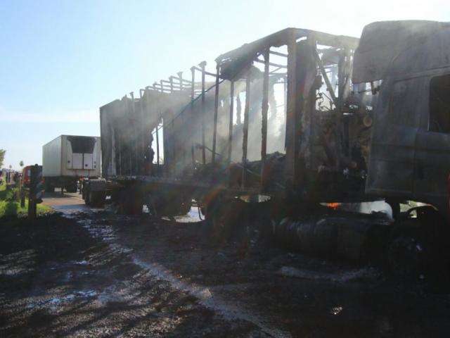 Fogo que destruiu carreta causou congestionamento de 5 km na BR-060