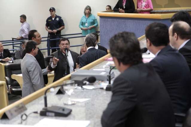 Mo&ccedil;&atilde;o a gay gera confus&atilde;o e discuss&otilde;es em sess&atilde;o da C&acirc;mara