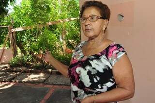 Luizinha não sofre com a chuva, mas se preocupa com vizinhos que sofrem durante todo verão.