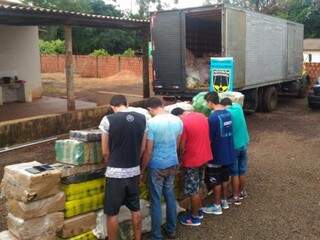 Os cinco homens presos hoje em Vista Alegre; ao fundo o caminhão usado para transportar a droga (Foto: Divulgação)