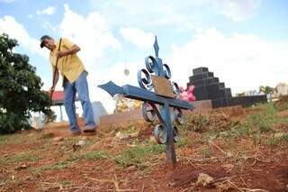 Famílias aproveitaram dias que antecedem Dia dos Finados para limpar túmulos. (Foto: Marcos Ermínio)