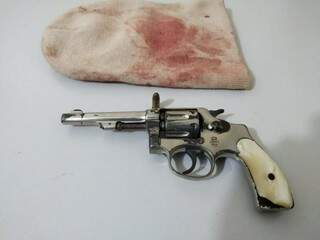 Revólver e a touca, usados por assaltante dominado por atendente de hotel (Foto: Adilson Domingos)
