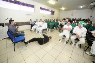 Sem cerimônias, a especialista deitou no chão para falar da sua técnica. (Foto: Nilson Figueiredo/O Estado MS)