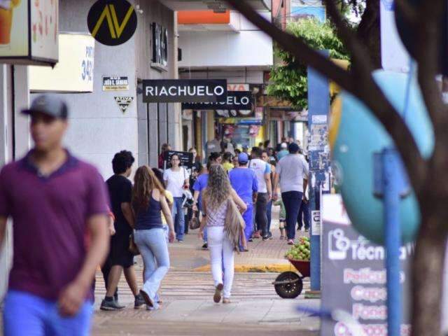 Com festa de Natal barrada pela Justi&ccedil;a, com&eacute;rcio inicia hor&aacute;rio especial