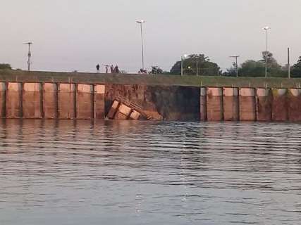 Barragem de concreto desmorona na margem do rio Paraguai