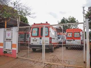 Ambulâncias paradas em unidade do Samu no bairro Pioneiros, na segunda-feira (Foto: Paulo Francis)