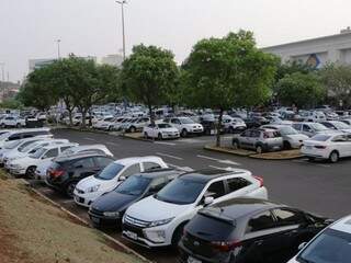 Estacionamento lotado em shopping é a prova de que deixar o carro em casa não é opção para a maioria. (Foto: Kísie Ainoã) 