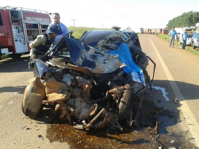 Carro bate em ônibus ao desviar de buraco e acidente mata pai e filho