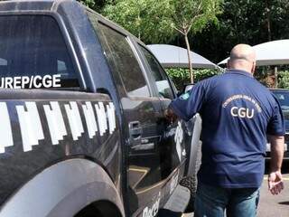 Servidor da CGU deixando sede do TCE-MS, onde buscas foram feitas (Foto: Henrique Kawaminami)