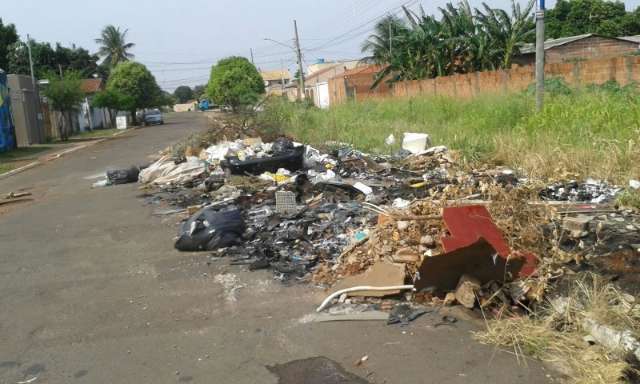 Terreno abandonado h&aacute; um ano vira dep&oacute;sito irregular de lixo