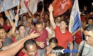 Paulo Duarte comemora vitória nas ruas de Corumbá. (Foto: Anderson  Gallo/ Diario Online)