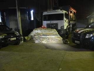 Tabletes de cocaína empilhados em frente a caminhão (Foto: PRF/Divulgação)