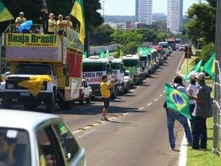 Carreata seguindo pela Avenida Afonso Pena ganha adesão de motoristas e apoio da população. (Foto: Fernando Antunes)