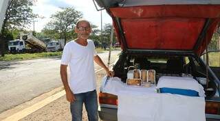O vendedor ambulante Nerto José em frente a seu veículo, onde comercializa salgados há 4 anos na Euler de Azevedo. (Foto: Divulgação/Seinfra)