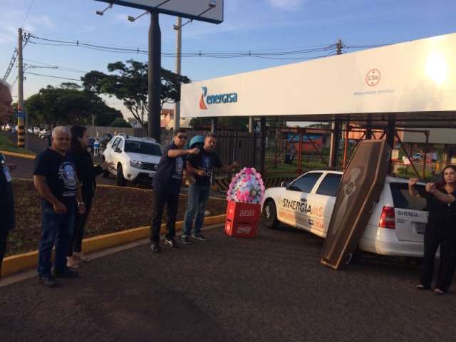 Com caix&atilde;o e flores, sindicato protesta contra demiss&otilde;es em empresa