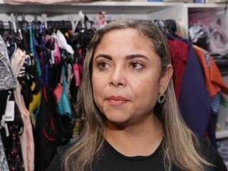 Keila diz que procura por roupas para adultos movimenta loja (Foto: Kisie Ainoã)