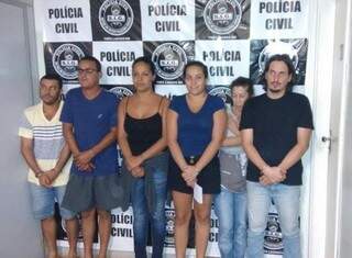 Na foto, chefe da quadrilha é a terceira da esquerda para a direita (Foto: Divulgação/Polícia Civil)