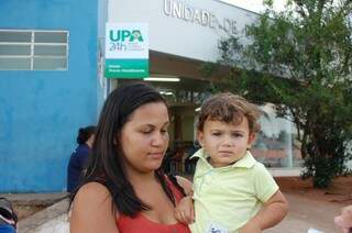 Dona de casa chega a percorrer 15 km em busca de atendimento para o filho (Foto: Pedro Peralta)