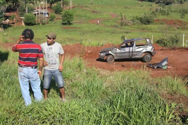 Pneu estoura e Fiat Uno com cinco pessoas capota na BR-163