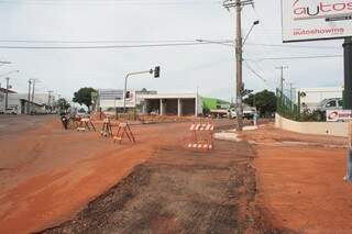 Avenida das Bandeiras foi interditada hoje para retomar recapeamento (Foto: Marcos Ermínio)
