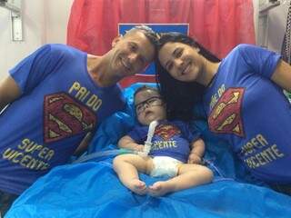 Júlio César Lopes, Vicente e a mãe Millena com a camiseta do &quot;Super Vicente&quot; (Foto: Arquivo pessoal)