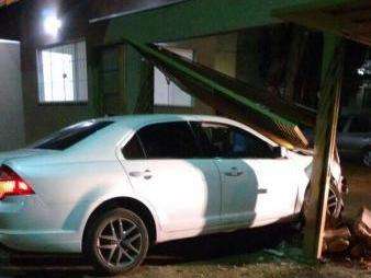 Carro em alta velocidade bate em moto, mata condutor e motorista foge