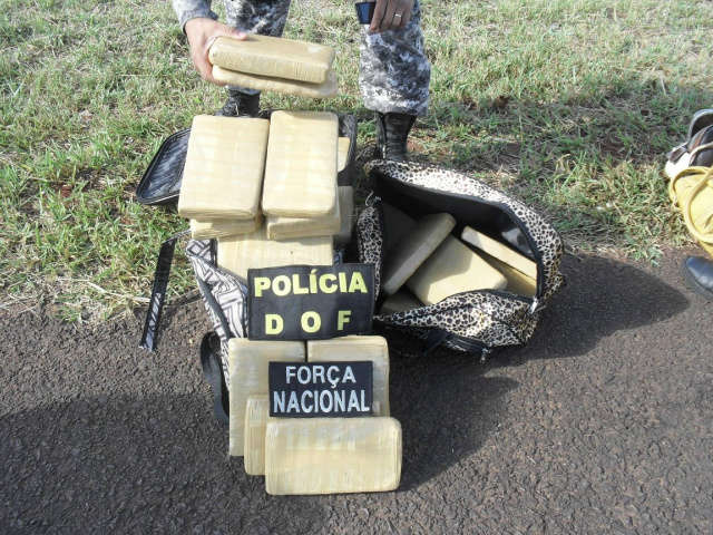  Adolescente de 14 anos &eacute; flagrada com 39 quilos de maconha na MS-156