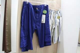 Bermudas e calças também das marcas RGW, Denúncia e Vicinal também ficam nas araras.