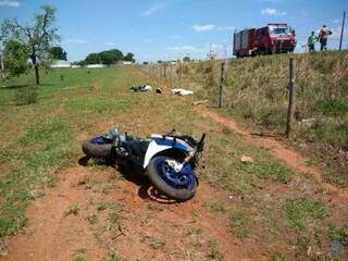Motociclista pilotava BMW quando perdeu controle do veículo e caiu (Foto: Edição MS)