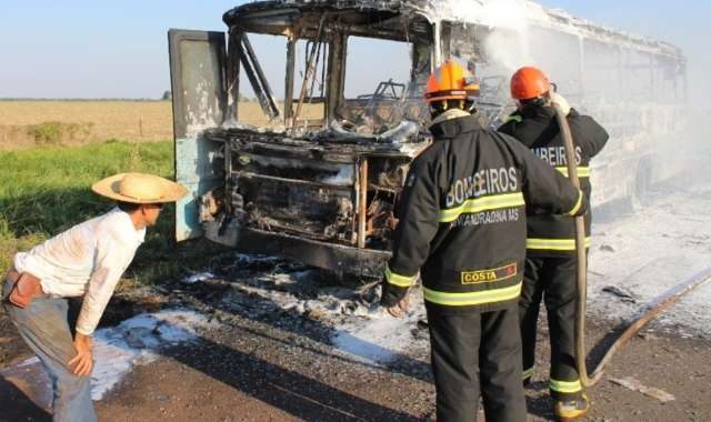 &Ocirc;nibus pega fogo na rodovia MS-134 e fica completamente destru&iacute;do