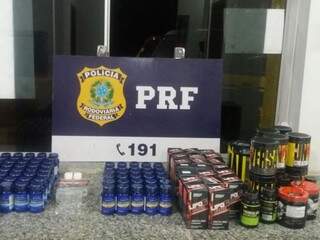 Suplementos, medicamentos e anabolizantes foram apreendidos pela polícia (Foto: divulgação/Polícia Rodoviária Federal) 