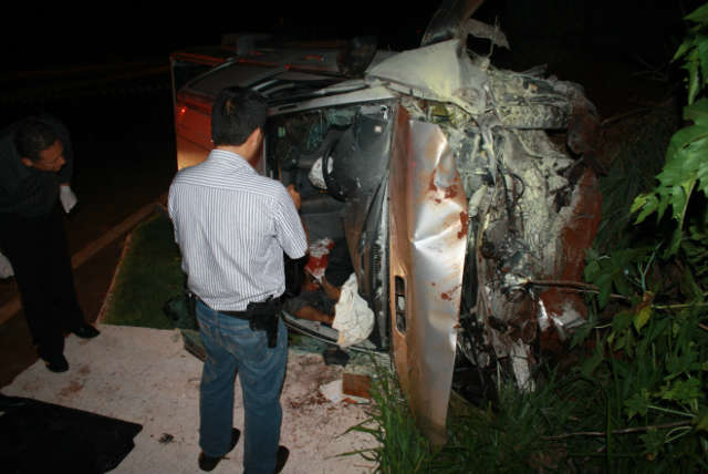  Ladr&otilde;es morrem ap&oacute;s capotar caminhonete roubada em Dourados 