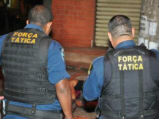 Policiais ainda estão procurando os autores do homicídio e a moto usada pela vítima (Foto: João Garrigó)