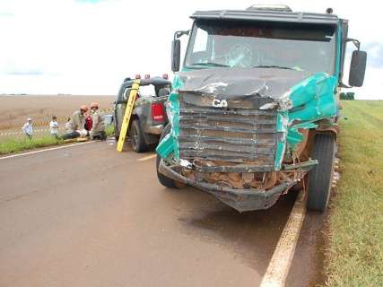 Viatura bate em carreta e dois policiais morrem em acidente na BR-060
