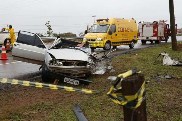 Autom&oacute;vel roda na pista, bate de frente com carreta e mata condutor